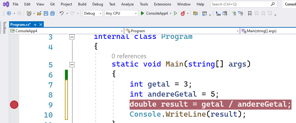 De rode bol! Merk op dat je er ook meer dan één mag plaatsen. Iedere bol stelt een breakpoint voor waar de uitvoer zal stoppen als de code hier aankomt (wat later niet altijd het geval zal zijn wanneer we met loops en methoden leren programmeren).
