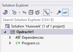 Je ziet duidelijk een hiërarchie: bovenaan de solution Huiswerk, met daarin een project Opdracht1, gevuld met informatie zoals het Program.cs bestand. Deze hiërarchie zal je ook terugzien als je via de verkenner vervolgens naar de aangemaakte folder zou gaan.