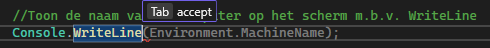 We schreven in commentaar "Toon de naam van de computer op het scherm m.b.v. WriteLine" en van zodra WriteLine geschreven werd zorgt IntelliCode voor de rest.